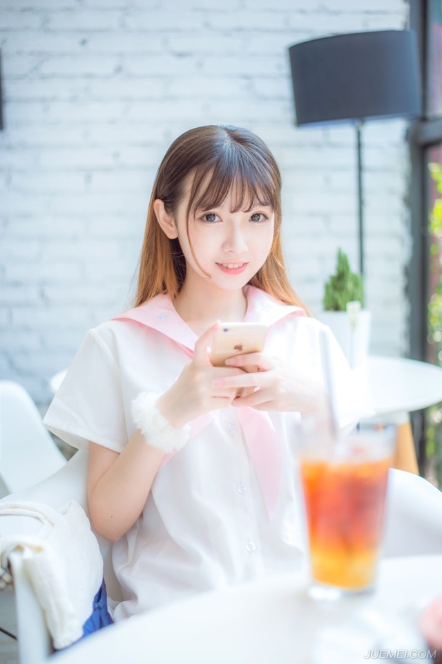 “听从先生调遣！”剩下的蜀将见越来越多的人跪下，盲从加上心中同样对庞统画出来的蓝图吸引，相继跪倒一片，到最后，只剩下刘璝孤零零的站在原地，看着满堂跪在地上的蜀将，面色阴晴不定，跪也不是，不跪也不是。